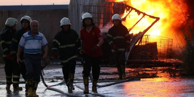 BOYA FABRİKASINDA KORKUTAN YANGIN