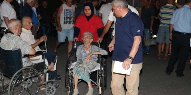 HUZUREVİNDE YANGIN PANİĞİ! SOKAĞA DÖKÜLDÜLER