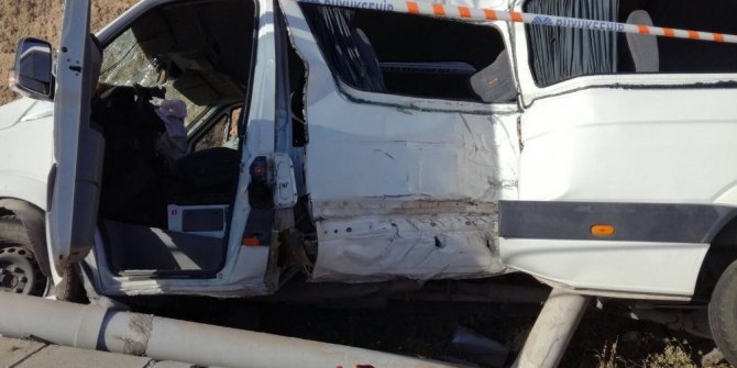 MİNİBÜS DİREĞE ÇARPTI: ÇOK SAYIDA YARALI VAR