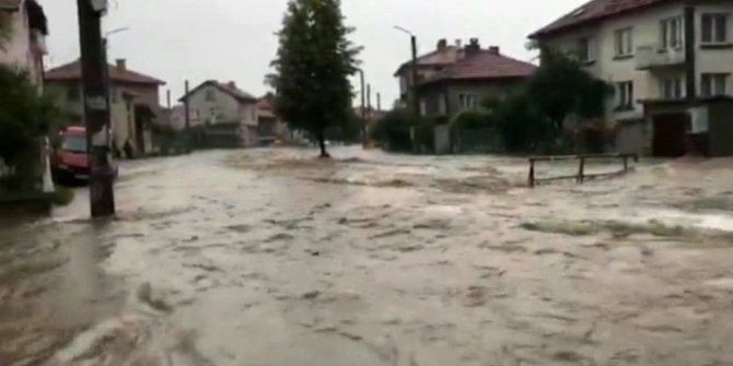 BULGARİSTAN SELLE BOĞUŞUYOR