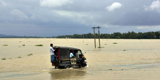 HİNDİSTAN’DA SEL FELAKETİ: 20 KİŞİ ÖLDÜ