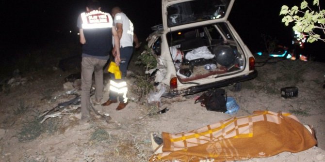 OTOMOBİL İLE TİCARİ ARAÇ KAFA KAFAYA ÇARPIŞTI: 4 ÖLÜ, 8 YARALI