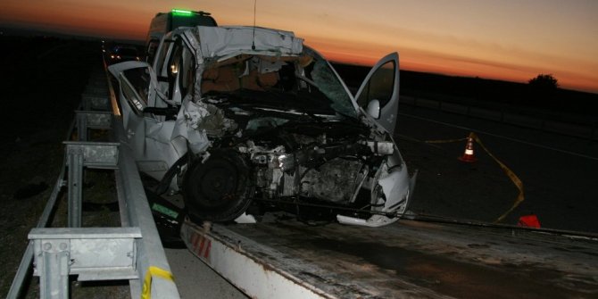 ÖNCE KAMYONA ARINDAN BARİYERLERE ÇARPTI: 3 ÖLÜ