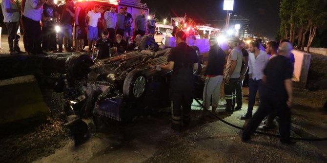 OTOMOBİL TRAMVAY YOLUNA DÜŞTÜ: 2 ÖLÜ, 2 YARALI