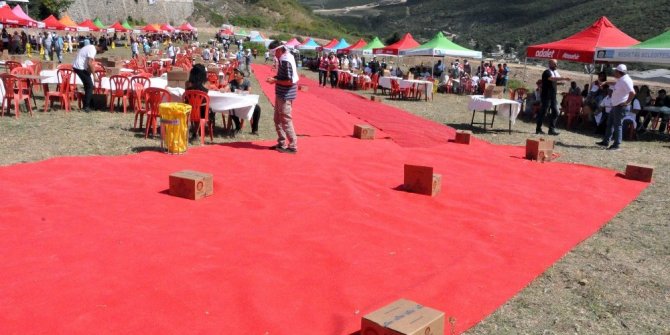 KILIÇDAROĞLU’NUN MOLA YERİ KIRMIZI HALIYLA KAPLADILAR