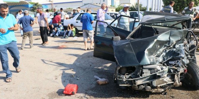 OTOMOBİLLER KAFA KAFAYA ÇARPIŞTI: 2’Sİ ÇOCUK 10 YARALI