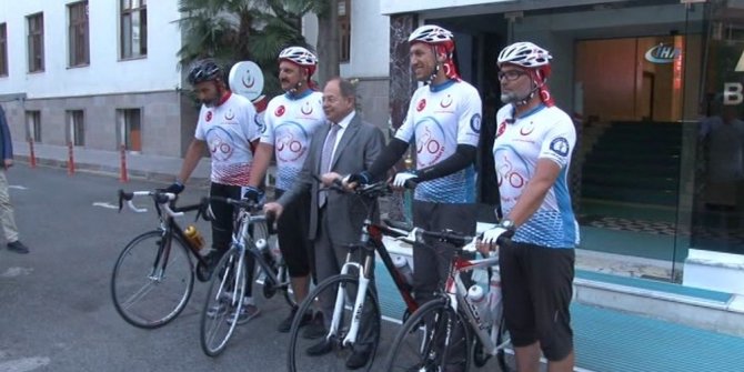 BİSİKLETÇİLERDEN BAKAN AKDAĞ’A ZİYARET