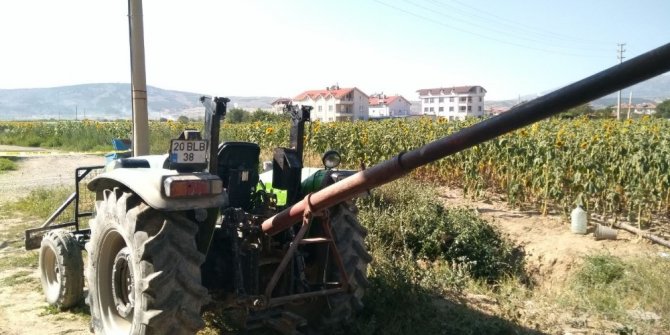 TRAKTÖRÜN EL FRENİNİ ÇEKMEYİ UNUTUNCA SONU OLDU