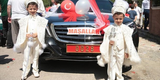 SÜNNET OLAN ŞEHİT ÇOCUKLARI 'KIRMIZI PLAKALI' ARAÇLA TUR ATTI