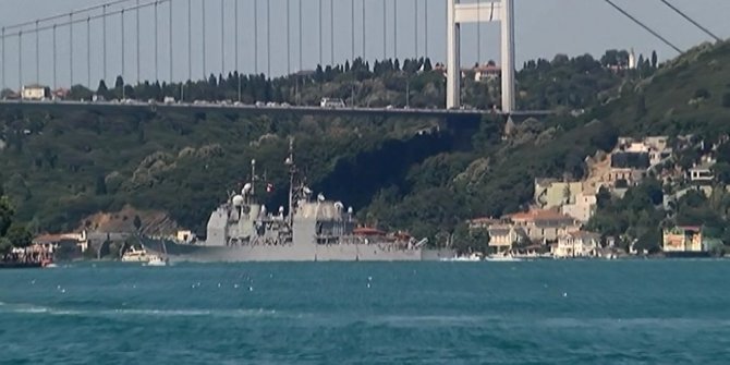 ABD SAVAŞ GEMİSİ İSTANBUL BOĞAZI’NDAN GEÇTİ