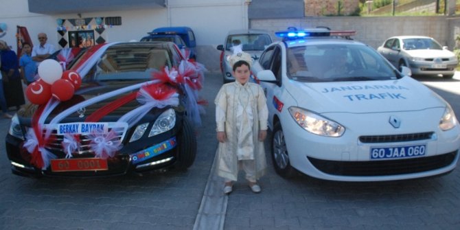 ŞEHİT ÇOCUĞUNA KIRMIZI PLAKALI SÜNNET ARACI