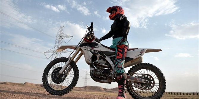 İRANLI KADIN MOTOSİKLETÇİNİN HAYALİ ENGELLERİN KALKMASI