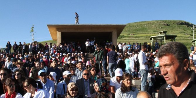 ATATÜRK’ÜN SİLUETİNİ İZMİR MARŞI EŞLİĞİNDE İZLEDİLER