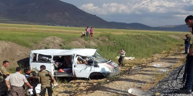 MİNİBÜS TAKLA ATTI: 2 ÖLÜ, 4 YARALI
