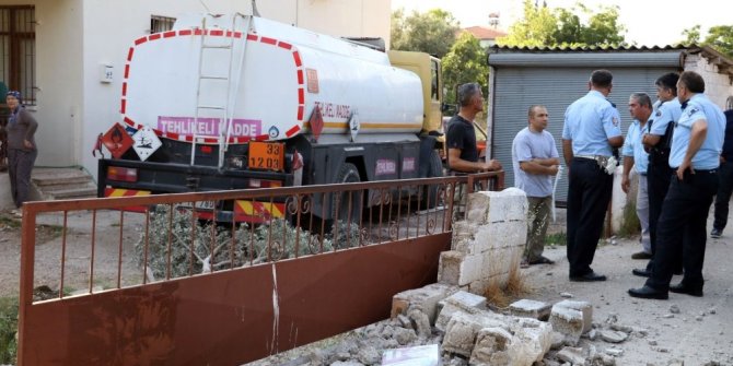 AKARYAKIT TANKERİ EVİN BAHÇESİNE DALDI