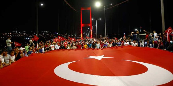 TÜRKİYE 15 TEMMUZ ŞEHİTLERİNİ ANIYOR