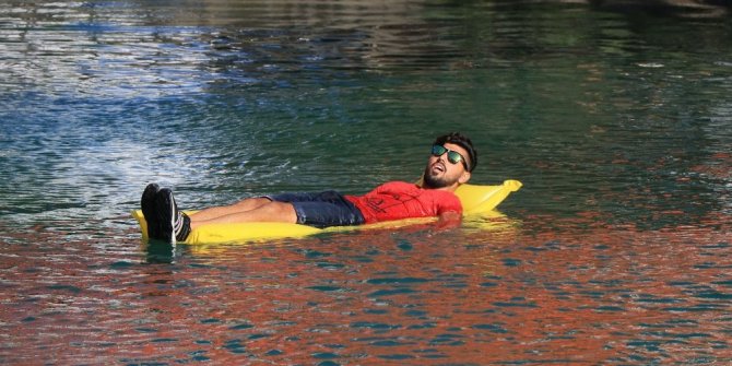 SULAMA KANALINDA DENİZ YATAĞI KEYFİ YAPTI