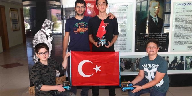 ÖĞRENCİLERDEN 15 TEMMUZ İÇİN AY YILDIZ ÇİZEN ROBOT