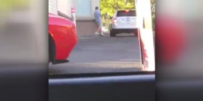 YEMEĞİ KAPIP KAÇTI