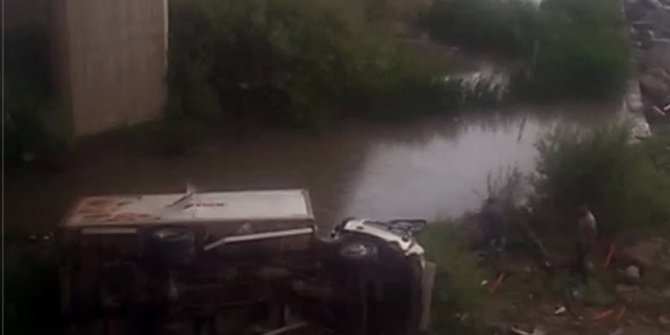 KAMYON KÖPRÜDEN UÇTU: 1 ÖLÜ