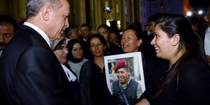 ERDOĞAN, ÖMER HALİSDEMİR’İN EŞİ VE KIZIYLA BULUŞTU