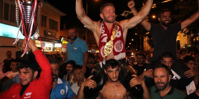 ALTIN KEMERİ TAKTI SOLUĞU DEMOKRASİ NÖBETİNDE ALDI