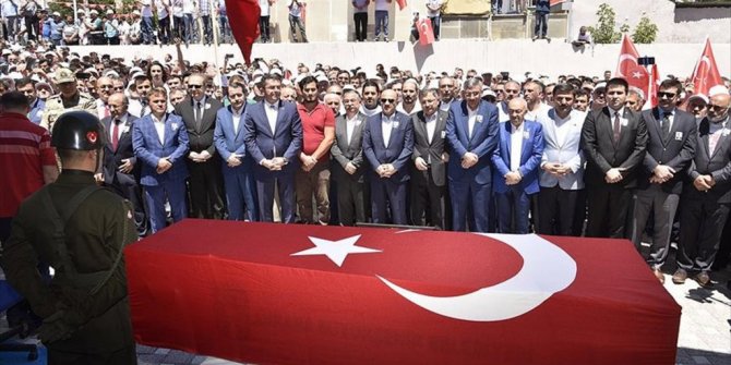 TERÖRİSTLERİN ŞEHİT ETTİĞİ ÖĞRETMEN SON YOLCULUĞUNA UĞURLANDI