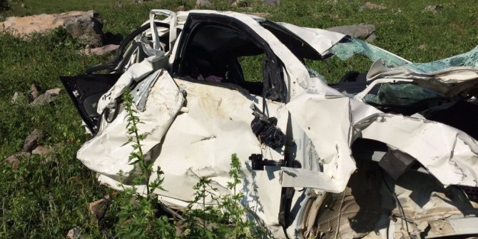 OTOMOBİL UÇURUMA YUVARLANDI: 3 ÖLÜ, 1 YARALI