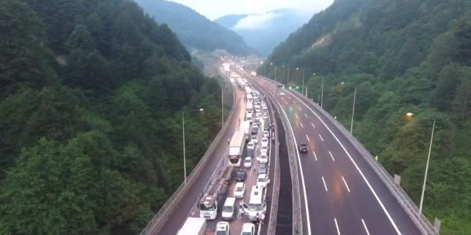 TEM OTOYOLU TRAFİĞE KAPANDI