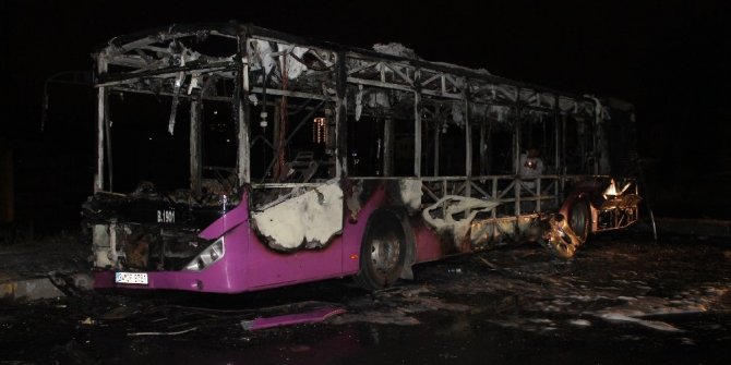 OTOBÜS YOLUN ORTASINDA ALEV ALEV YANDI!