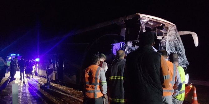 OTOBÜS KAMYONA ÇARPTI: ORTALIK KAN GÖLÜNE DÖNDÜ