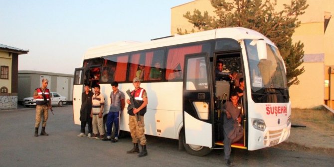 51 KAÇAK GÖÇMEN YAKALANDI