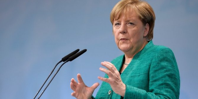 MERKEL: AB ÜLKELERİ KENDİ GELECEKLERİYLE İLGİLENMELİ
