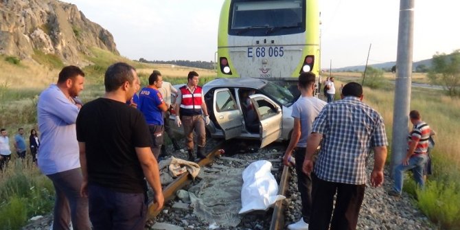 RAYBÜSLE OTOMOBİL ÇARPIŞTI: 1 ÖLÜ, 3 YARALI