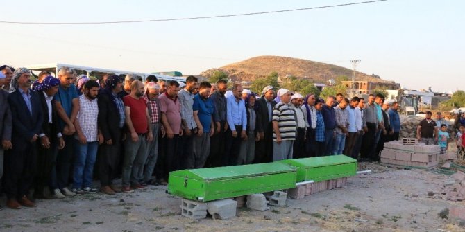 3 KÜÇÜK BEDEN YAN YANA DEFNEDİLDİ