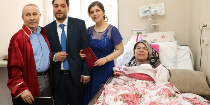 ANNESİ İÇİN NİKAHINI HASTANE ODASINDA KIYDIRDI