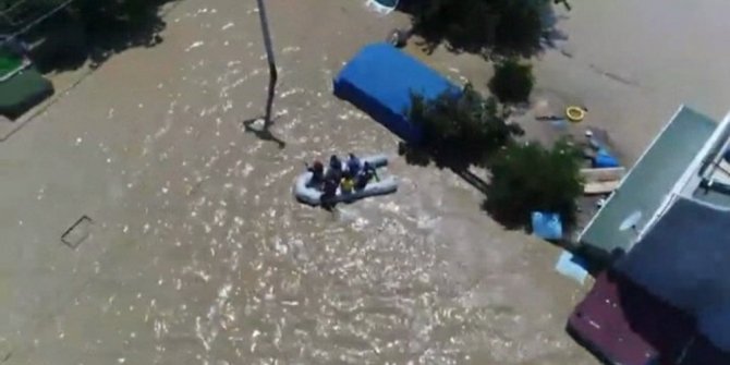 MAHSUR KALAN VATANDAŞLAR BOTLARLA BÖYLE KURTARILDI