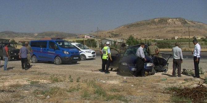 OTOMOBİL İLE MİNİBÜS ÇARPIŞTI: 1 ÖLÜ, 6 YARALI