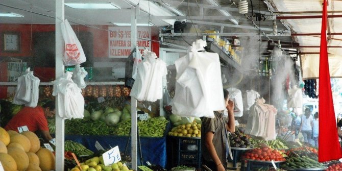 KAHRAMANMARAŞLI MANAV HEM SEBZELERİ HEM MÜŞTERİLERİNİ SERİNLETİYOR