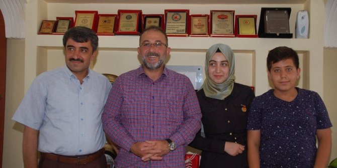 LYS BİRİNCİSİ GÜRBÜZ, SEVİNCİNİ BAŞKAN GÜVEN İLE PAYLAŞTI