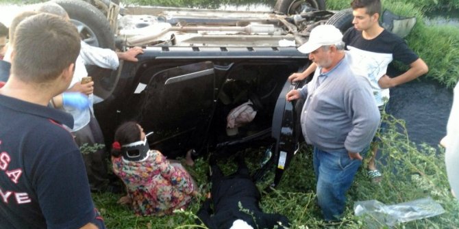 OTOMOBİL KANALA DEVRİLDİ: 2’Sİ ÇOCUK 5 YARALI