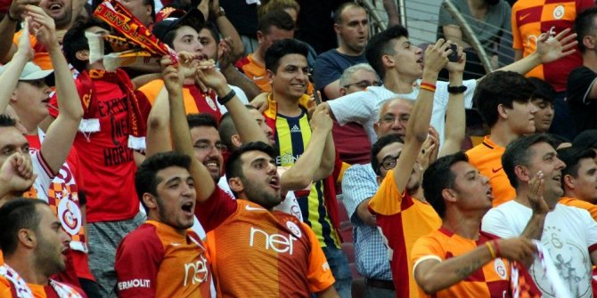 TARAFTARDAN YÖNETİME PROTESTO, SNEİJDER’E SEVGİ