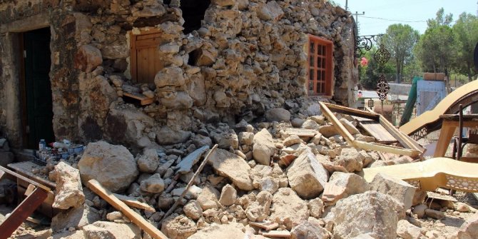 DEPREM BİNALARDA AĞIR HASARA YOL AÇTI