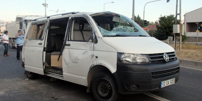 MİNİBÜS İLE KAMYONET ÇARPIŞTI: 5 YARALI