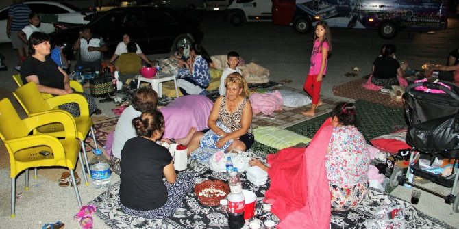 ARTÇI SARSINTI BODRUMLULARI SOKAĞA DÖKTÜ