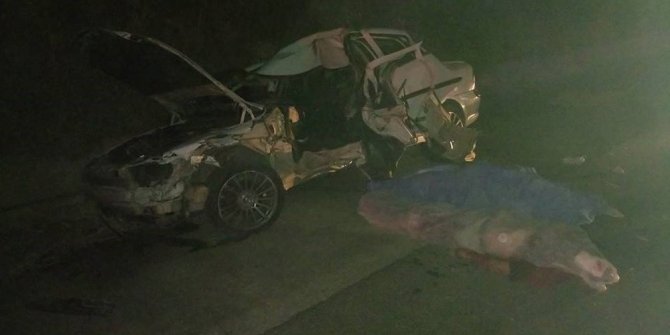 OTOMOBİL TRAKTÖR RÖMORKUNA ÇARPTI: 2 ÖLÜ