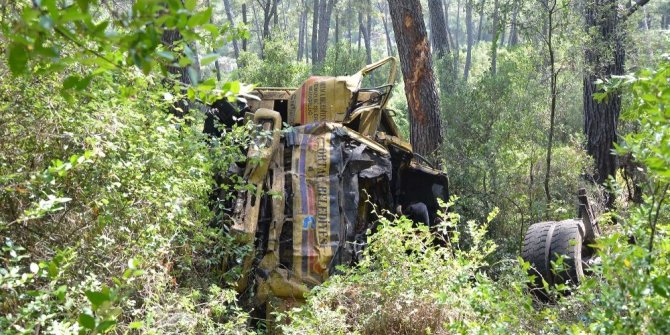 ÇÖP KAMYONU UÇURUMA YUVARLANDI: 2 ÖLÜ, 1 AĞIR YARALI