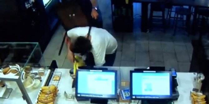 SİLAHLI SOYGUNCUYU SANDALYEYLE ETKİSİZ HALE GETİRDİ