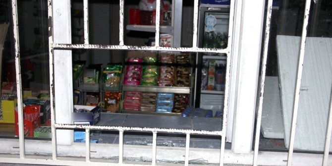 HIRSIZLIK İÇİN GİRDİĞİ KANTİNDE ÇİKOLATA YERKEN YAKALANDI