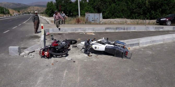 MOTOSİKLETLER ÇARPIŞTI: 1 ÖLÜ, 2 YARALI